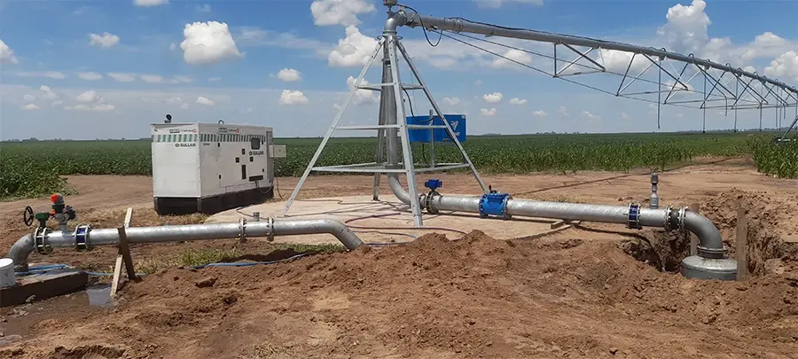 Infraestructura de riego mostrando sistema de bombeo y distribución de agua