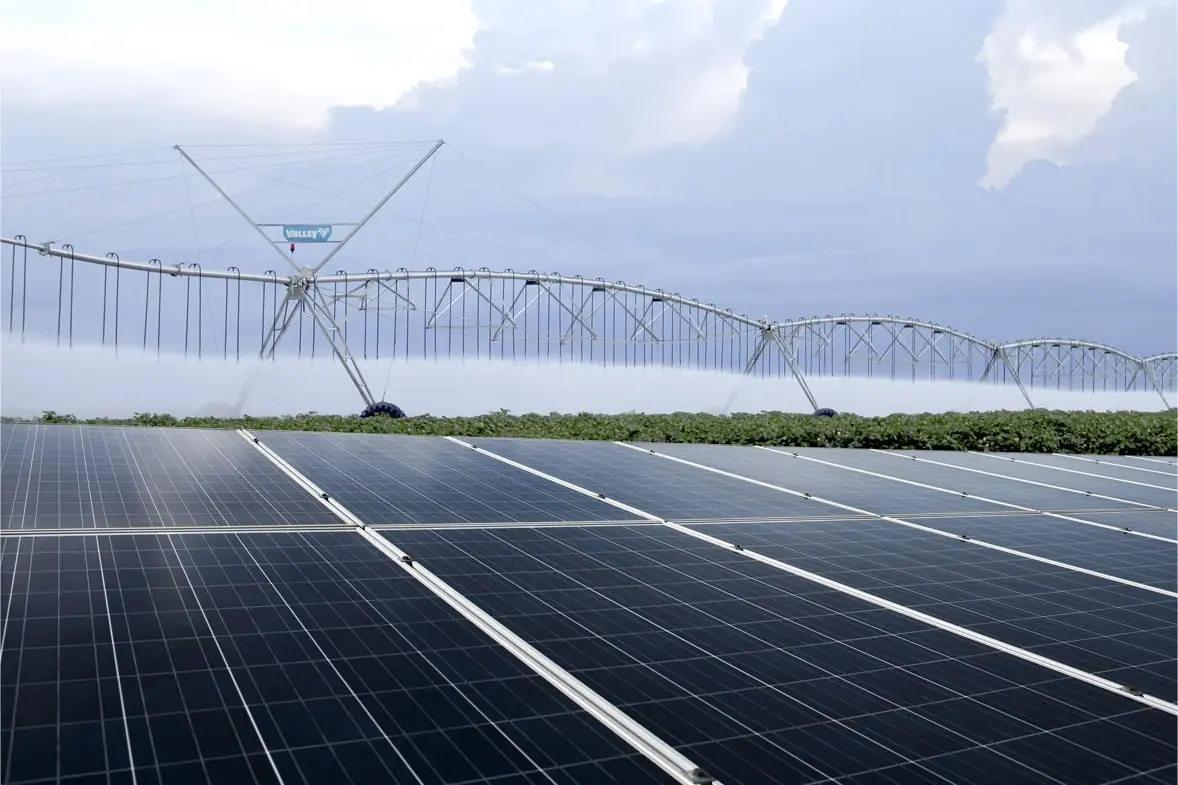 Imagen de un pivot de riego de la marca Valley y paneles solares.